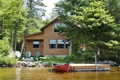 Image de Sandy Waterfront Cabin sur Howard Pond. Grandes vacances de feuillage.