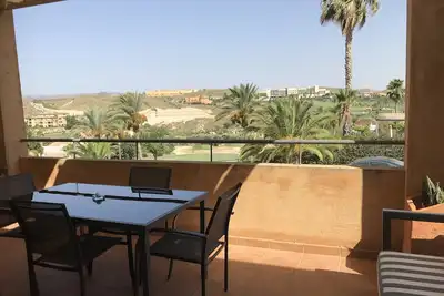 Image de Un bel appartement de 2 chambres avec solarium sur le toit donnant sur un parcours de golf