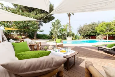 Image de villa de luxe avec piscine privée à moins de 2 km de la mer