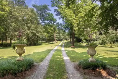 Image de Southern Gem d'Asheville sur 15 acres, avec grange, ruisseau et sentiers de randonnée!