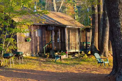 Image de La cabane au bord du lac, à quelques pas du lac, avec quai et véranda grillagée
