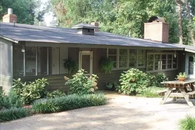 Image de Cabine paisible, pratique à ~ Ga ~ National Fairgrounds