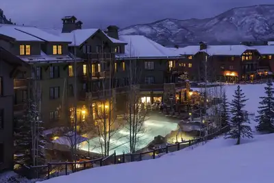 Image de Superbes vues sur les pistes et la piscine. Réservez vos vacances de ski de rêve maintenant!