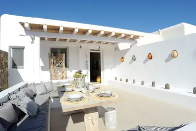 Image de Villa d'été avec une touche artistique près de Panormos