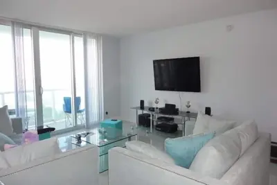 Image de The Tides Condominium Une maison loin de la maison avec de belles vues sur l'océan et la plage