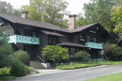 Image de Chalet 10 000 Sq Ft Mansion, 16 moutons, avec 4 salles de bain