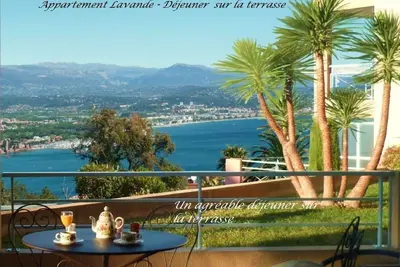 Image de 2 pièces, vue mer panoramique, parking privé, piscine, Wifi