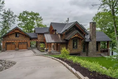 Image de Maison dramatique Lakefront Timberframe