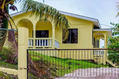 Image de Belle maison de 2 chambres sur une colline à Santa Elena Cayo, Belize