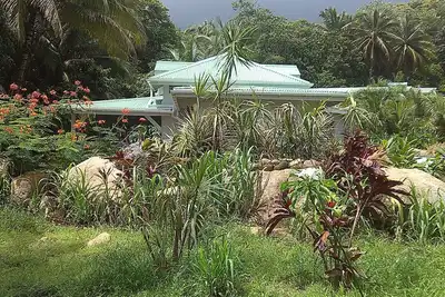 Villa 2/3 chambres bord de rivière dans un jardin tropical.