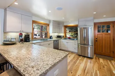 Image de Magnifique Nouveau Knotty Pine Home sur Westshore avec accès à la plage et à la jetée