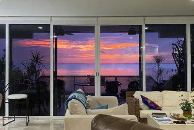 Image de Waterfront Condo Sunset Views, cuisine / salle de bain rénovée! 3 chambres / 2 salles de bain 1900 sq