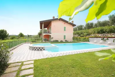 Image de Villa de luxe avec piscine et vue sur le lac