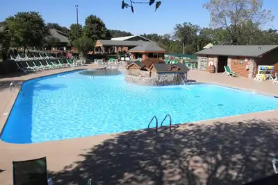 Image de Spécial décembre, 3 week-ends seulement 447 $. 2 à 8 personnes. Spectacles et shopping à proximité.