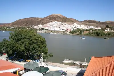 Image de Village historique au bord de la rivière, plage de la rivière, canoë, voile, archéologie, chasse