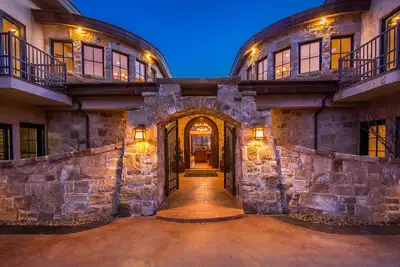 Image de Magnifique Villa / Mansion 8300sq. Ft. 6 ch / 6. 5 Ba. Prvt Jacuzzi Salle de cinéma