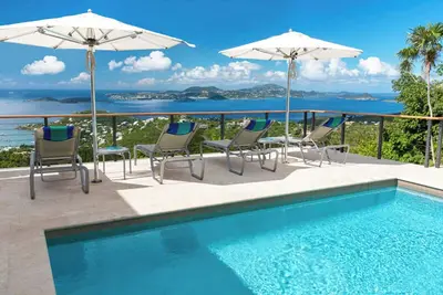 Image de Palm Villa - Gifft Hill emplacement avec vue panoramique, couchers de soleil, piscine et air.