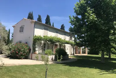 Image de Entre Avignon et Alpilles, mas provençal récent. Jardin et piscine chauffée
