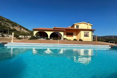 Grande villa avec vue sur la mer et les montagnes pour une détente totale en toute liberté