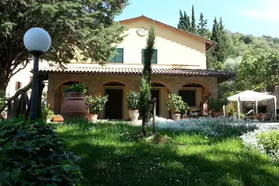 Image de villa immersa nel verde con vista mozzafiato
