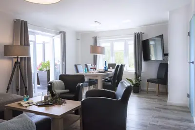 Image de Luxueux et conçu martime appartement directement sur la mer