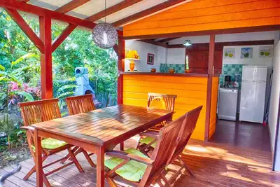 Image de Bungalow confortable dans un jardin à la végétation tropicale dense