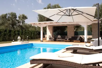 Image de Excellente villa pour des vacances reposantes et paisibles avec piscine