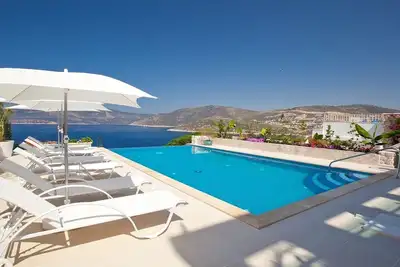 Villa Kotti offre une vue imprenable sur la baie de Kalkan.