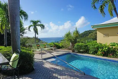 Image de Villa spacieuse et accueillante avec piscine privée, a / c et court de tennis!