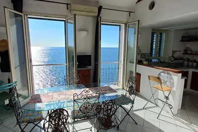 Image de Villa romantique pour 2 personnes, avec vue sur la mer, dans une falaise naturelle.