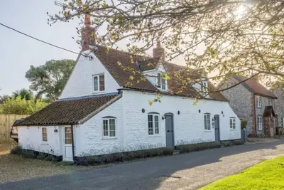 Image de Un gîte spacieux et traditionnel avec une vue fantastique sur les champs et les marais salants. À seulement une minute à pied du sentier côtier, le cottage dégage une atmosphère chaleureuse et conviviale, avec une cuisine / salle à manger ouverte et un.