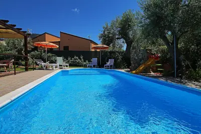 Image de Piscine privée, grand jardin, terrasse, climatisation, Wi-Fi, près de la mer.