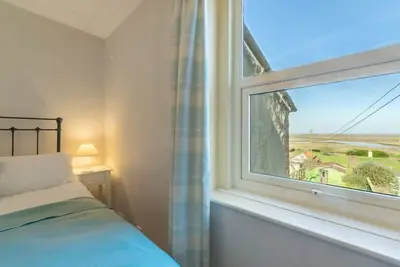 Image de Maison mitoyenne victorienne récemment rénovée avec trois chambres et une vue imprenable sur les marais et la mer. Il surplombe les marais salants avec un accès direct au sentier côtier depuis le jardin. Il est joliment meublé à un niveau élevé, avec s.
