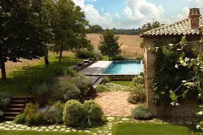 Image de Une superbe propriété avec piscine privée niché dans la campagne ombrienne