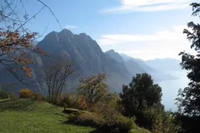Image de Solto Collina: Maison entourée de verdure