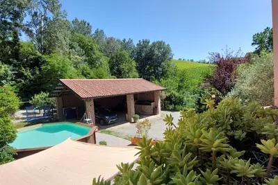 Image de Maison individuelle avec 4 chambres dans les collines verdoyantes au-dessus de Canelli.