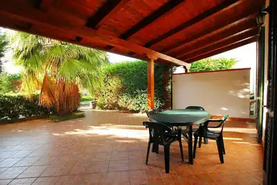 Image de 2 Chambres modernes Appartements à la mer, une connexion Wi-Fi, A / C, Terrasse, Piscine disponible