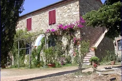 Ancienne ferme avec 3 appartements à la campagne dans les collines près de la mer