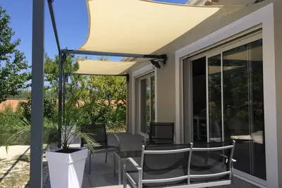Charmante dépendance au calme, climatisation, piscine à partager, grand jardin.