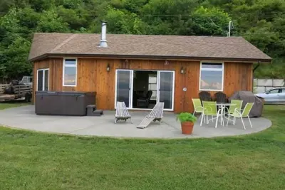 Image de Courtenay Walk-On Waterfront Cottage (A) à Udina Bay, île de Vancouver