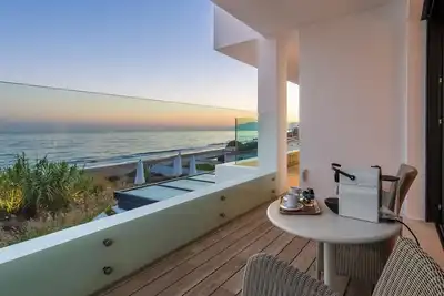 Image de Grande villa en première ligne de plage avec piscine privée