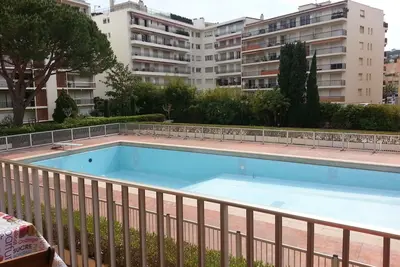 Image de studio avec pisine a louer vue mer, jardin de bord de mer roquebrune cap martin