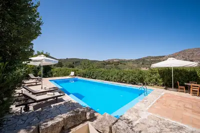 Image de Maison historique récemment rénovée avec piscine, jardin, intimité