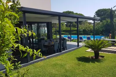 Image de Villa de luxe avec jardin tropical et grande piscine privée. Entièrement muré