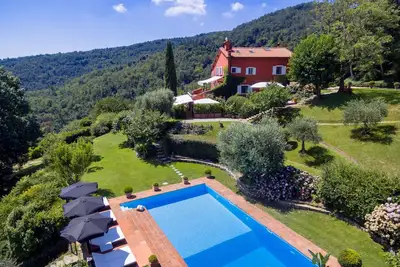 Image de près de San Donato in Collina, dans la campagne toscane à environ 15 km de Florence