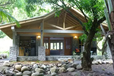 Cottage signature en pierres en  bord de rivière