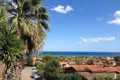Une précieuse villa à 600m de la plage, avec un magnifique panorama depuis le patio