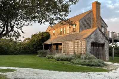 Image de Lumineux Et Breezy Upside Down House Dans Tom Nevers