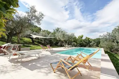 Image de Obtenu à son tour à partir d'une tour médiévale basée sur des vestiges romains.
