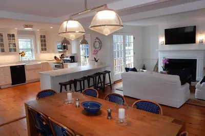 Image de Nouvellement rénové 6 chambres 1830's 1/2 bloc antique de la ville.